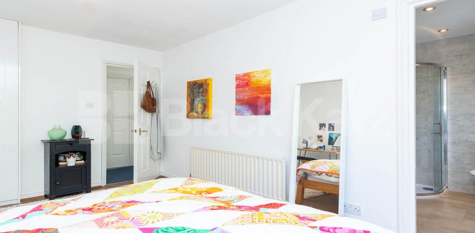 			4 DOUBLE AND TWO BATHROOMS!, 4 Bedroom, 2 bath, 1 reception House			 Stock Orchard Crescent, CALEDONIAN ROAD 